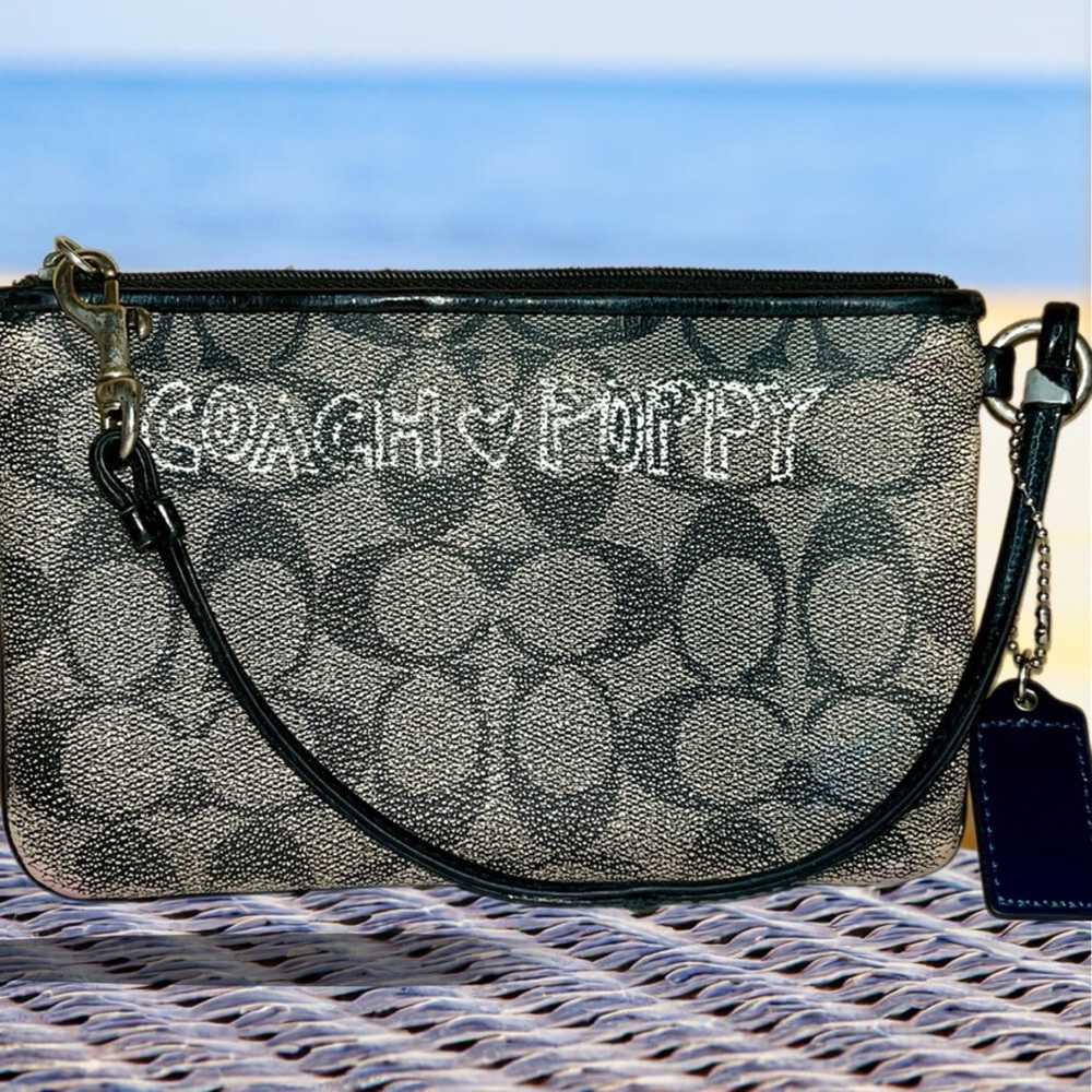 🍍🍍Coach Poppy RARE Chan Pepper Wristlet - Picture 2 of 3